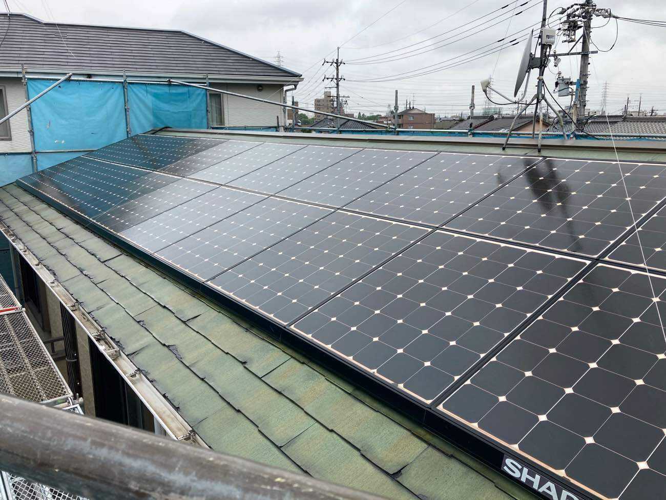 岐阜市｜スレート屋根の葺き替え工事！下地を痛めないように一本ずつ釘を抜いて撤去
